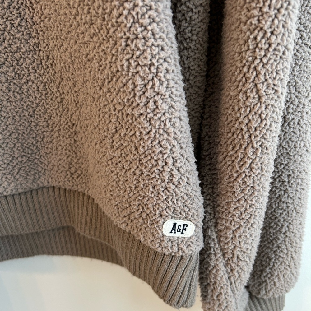 Abercrombie and Fitch Pull Over Sherpa - Picture 2 of 3